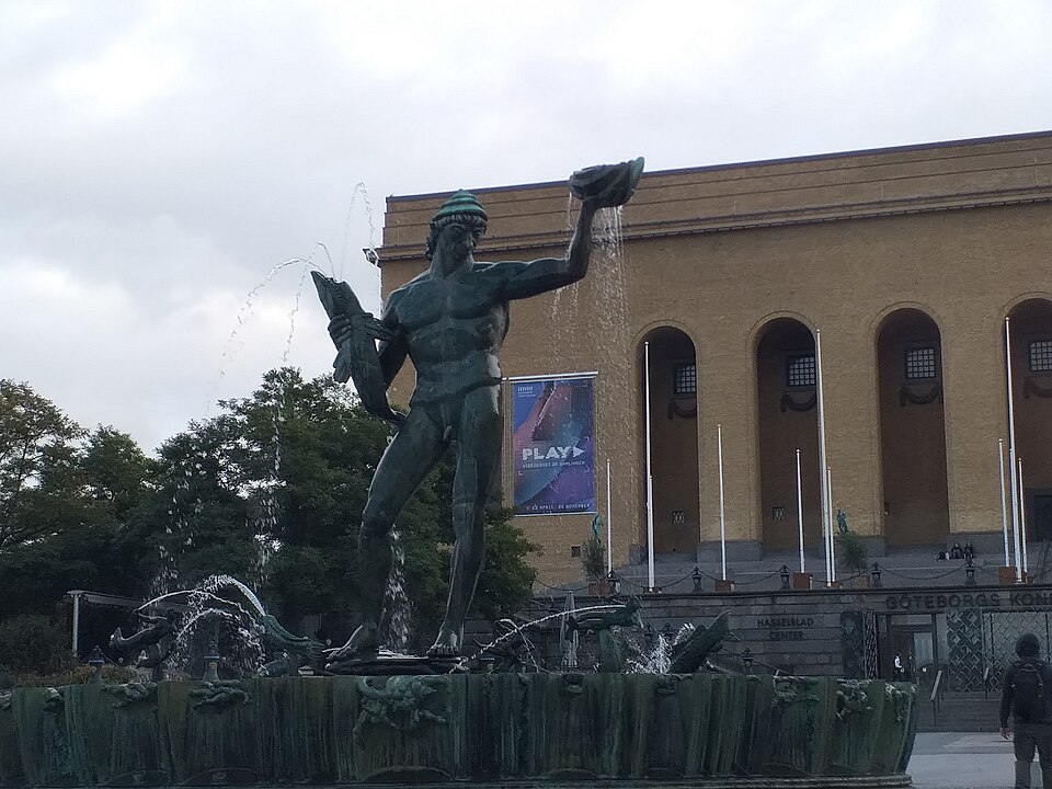 Poseidonstatyn på Götaplatsen framför Göteborgs konstmuseum.